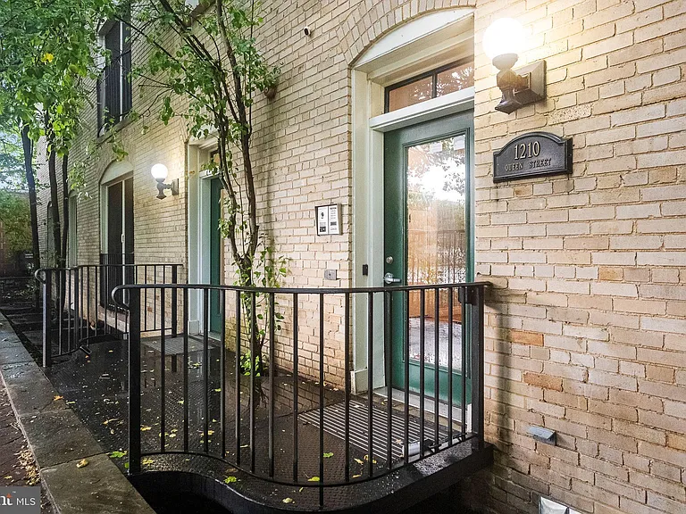 1210 Queen St #5 — Photo 3