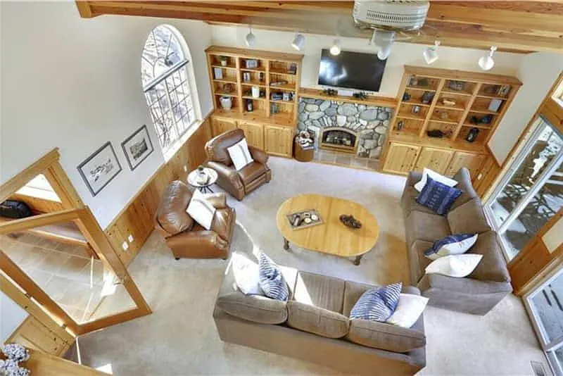 4 bed, 2400 sqft, $6,000 — Photo 2