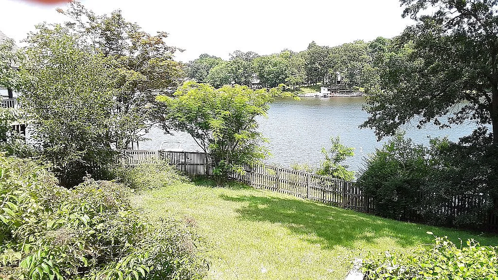1050 Bermuda Dr photo 1