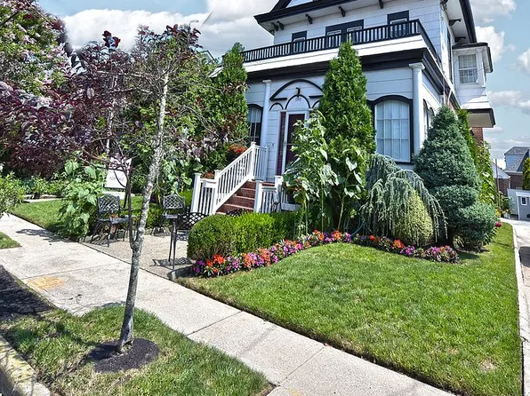 190 Beach 137th St, Belle Harbor, NY 11694