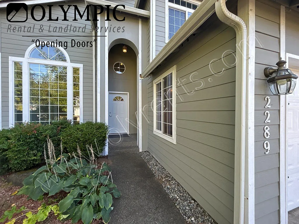 3 bed/2.5 bath home in Tumwater's Lakeside Estates w/ Lake Access & AC — Photo 3