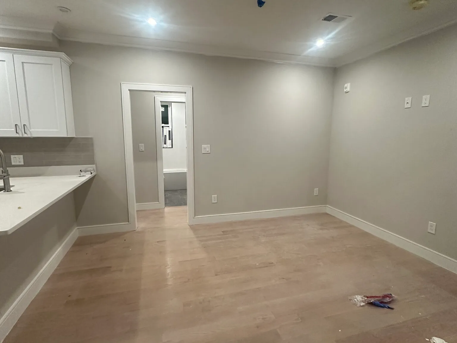 3 bed, 1000 sqft, $4,895 — Photo 2