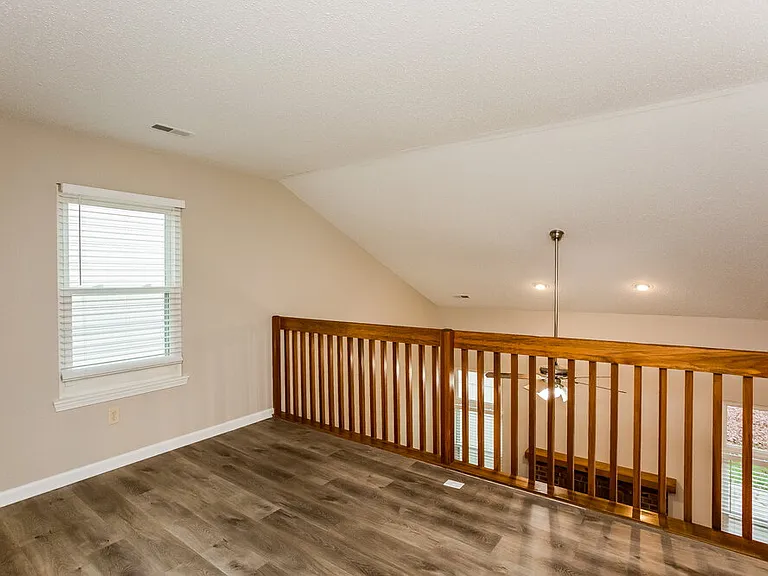 279 Brookview Dr — Photo 9