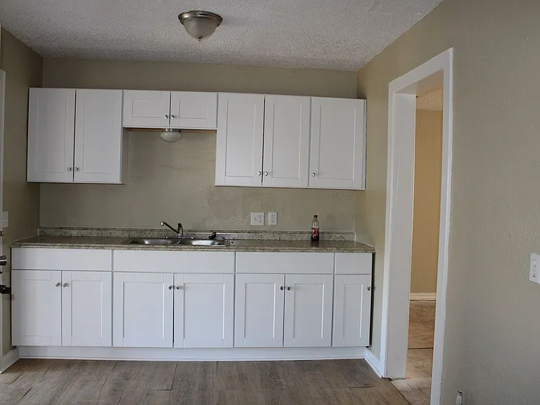 201 W Fairchild Dr — Photo 2