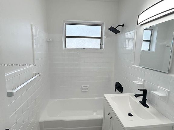 2nd image of 799 NE 128th St Floor 6