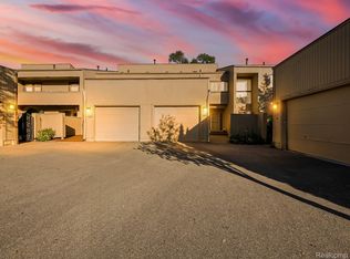 7418 Azalea Ct, West Bloomfield, MI 48322