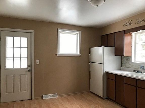3rd image of 132 N 5th Ave