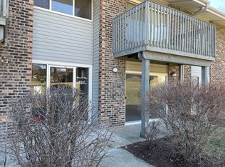 16W525 Mockingbird Ln APT 102, Willowbrook, IL 60527