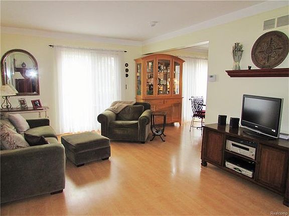 4th image of 41516 Bedford Dr