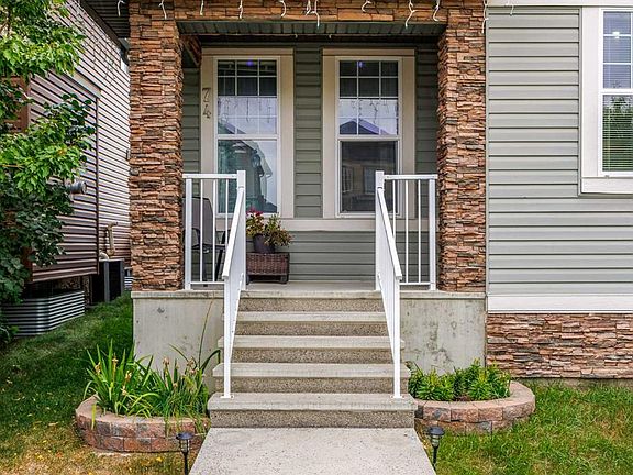 2nd image of 74 W Ravenswynd Rise SE