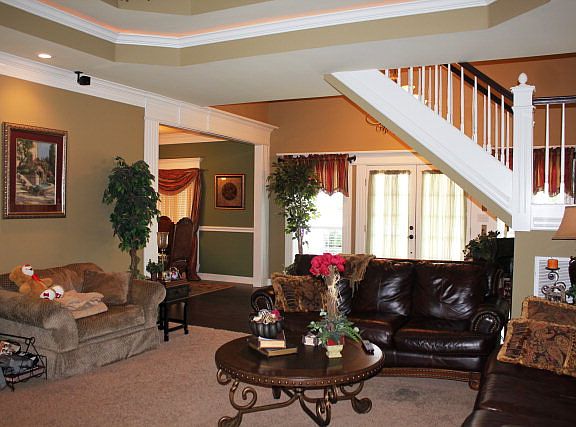 3rd image of 1103 Redbud Ave