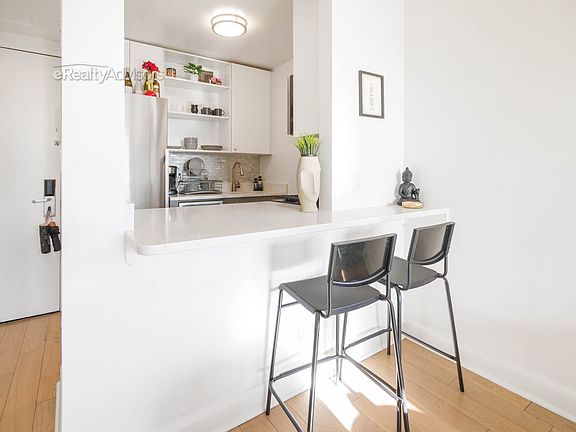 3rd image of 155 E 34th St #20R