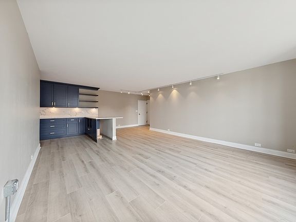 4th image of 1325 N State Pkwy APT 18D
