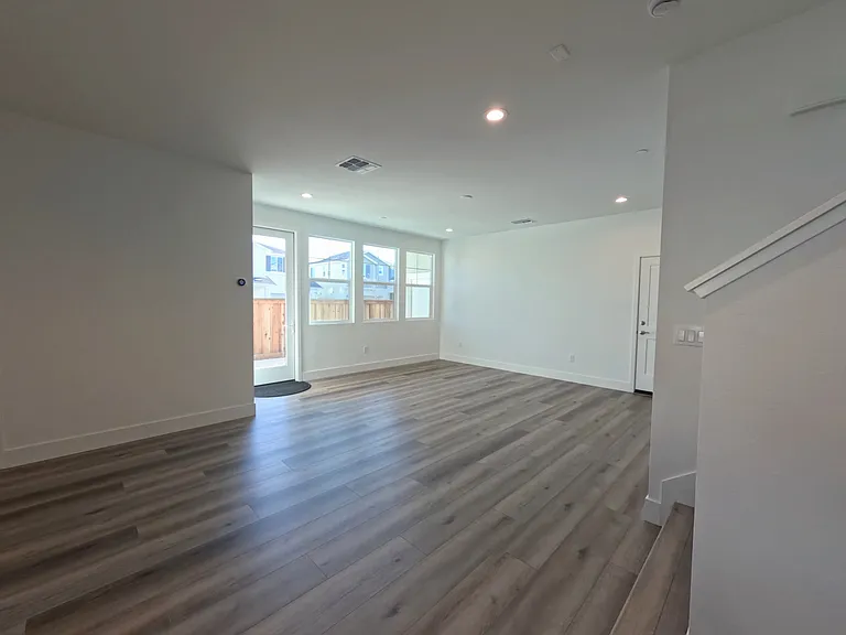 2716 Amora Cir — Photo 8