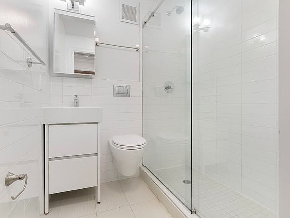 5th image of 210 E 22nd St APT 5K