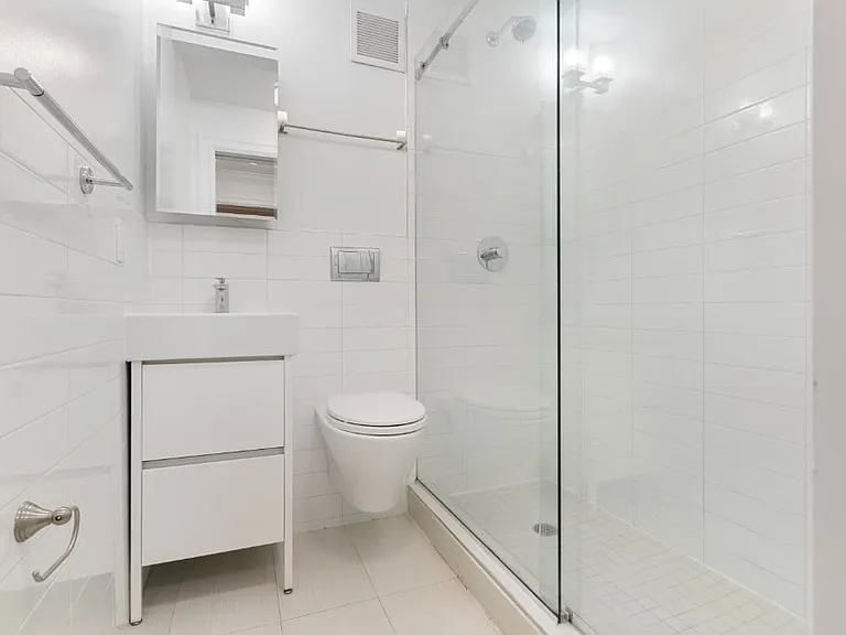 210 E 22nd St #5K — Photo 5