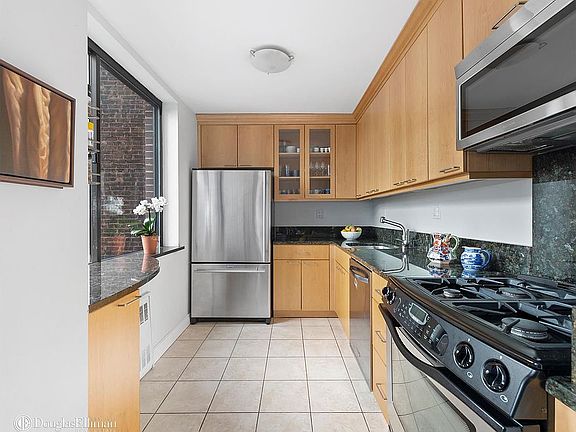 3rd image of 45 W 67th St #9CD