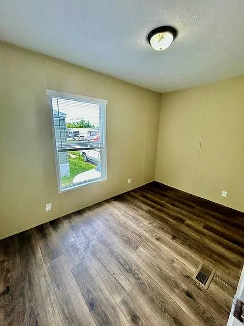 3 bed, 2.0 bath, 1034 sqft, $1,300 — Photo 3