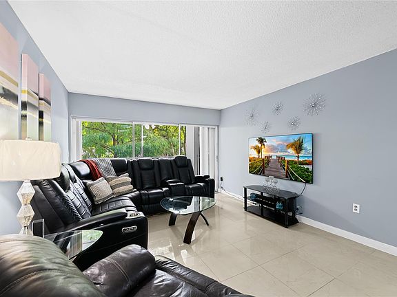 4th image of 471 N Pine Island Road #302d