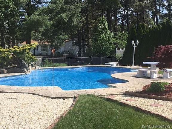 3rd image of 300 Hillside Dr