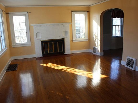 2nd image of 821 E Woodside St