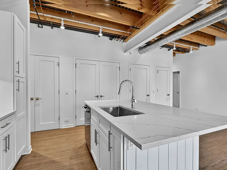 1401 N Western Ave — Photo 28