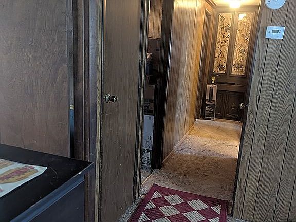 Hallway/lining closet