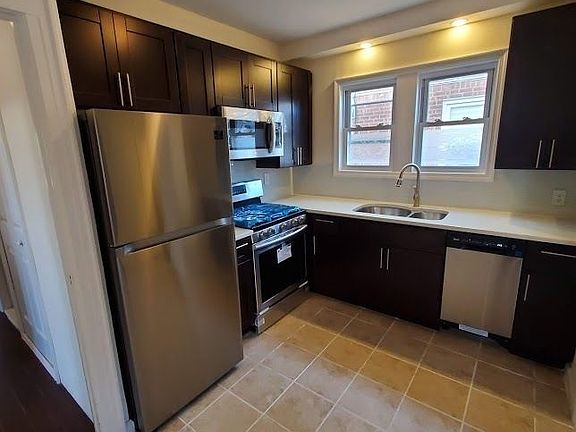3rd image of 8023 Surrey Pl Floor 1