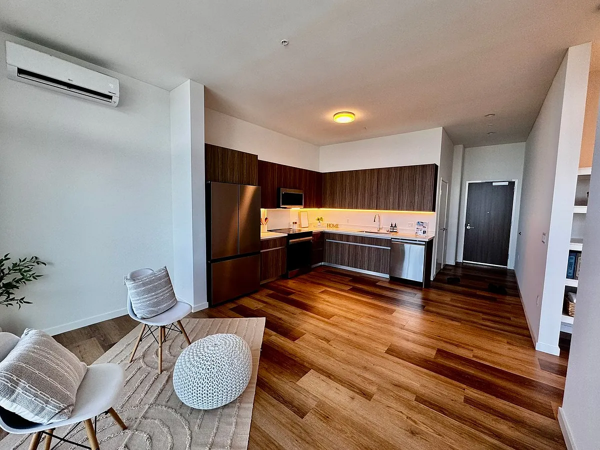 Building Photo - 1515 Liona St #4407