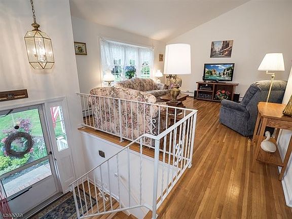 4th image of 9 Holderness Dr