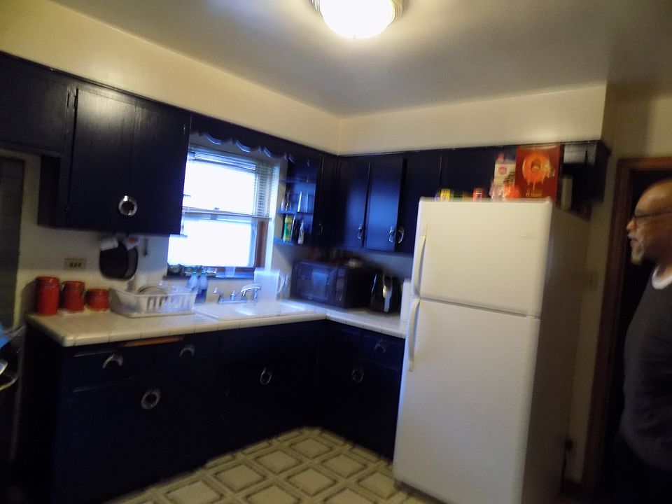 2nd image of 9829 S Claremont Ave
