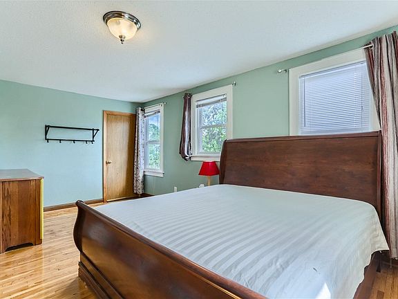 5th image of 1033 3rd St E