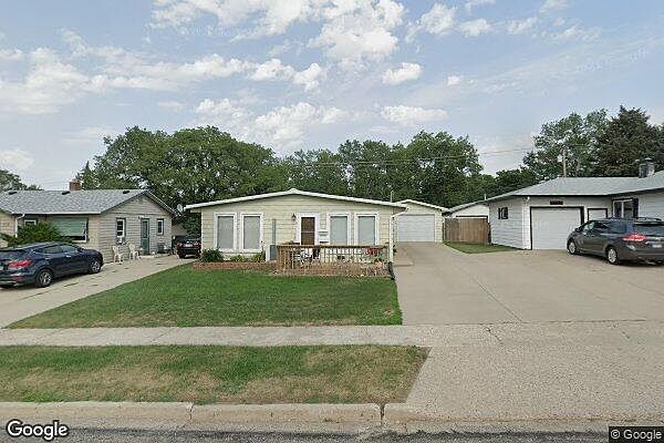 1st image of 1121 1st St SE