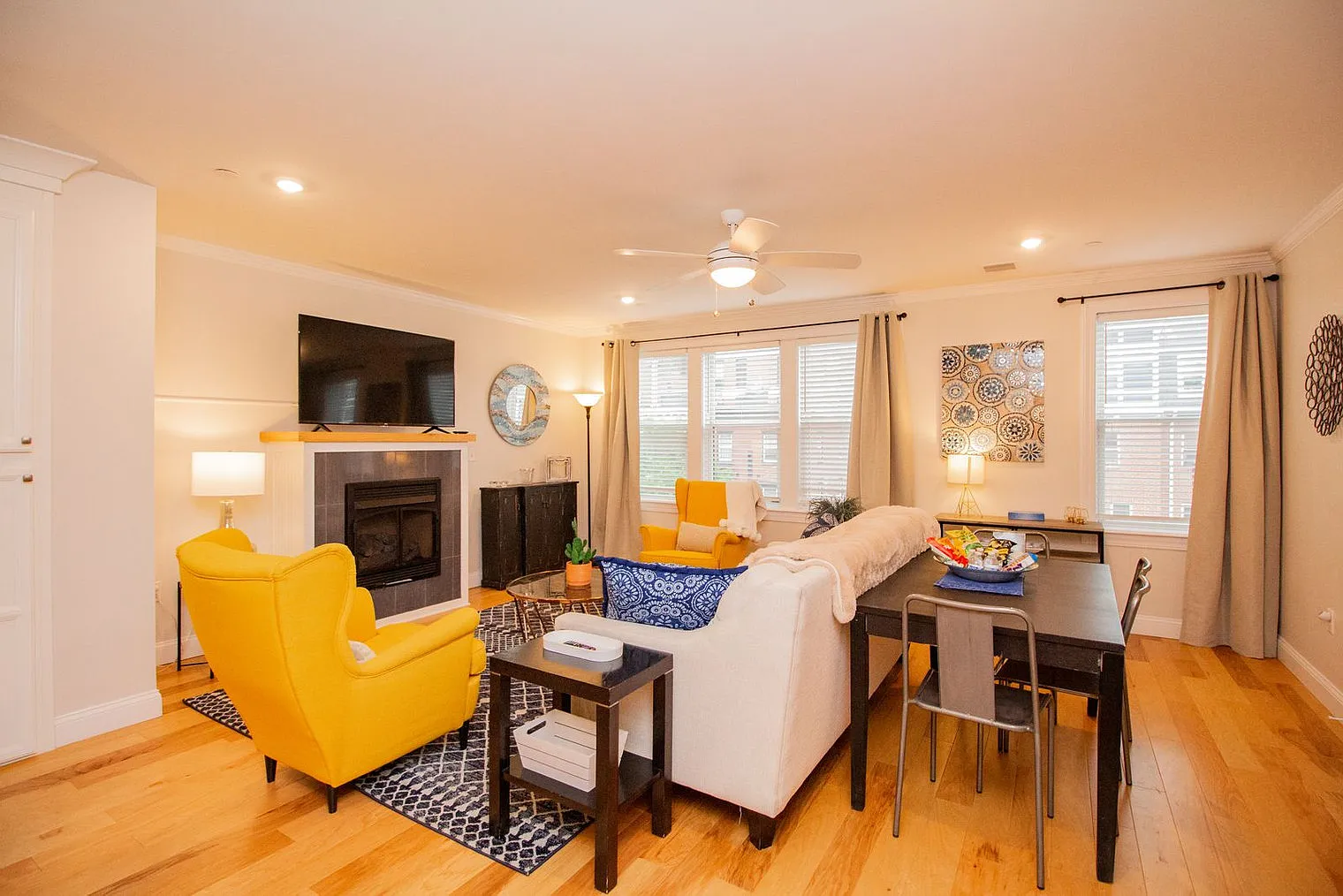 2 bed, 2.0 bath, 990 sqft, $6,598 — Photo 4