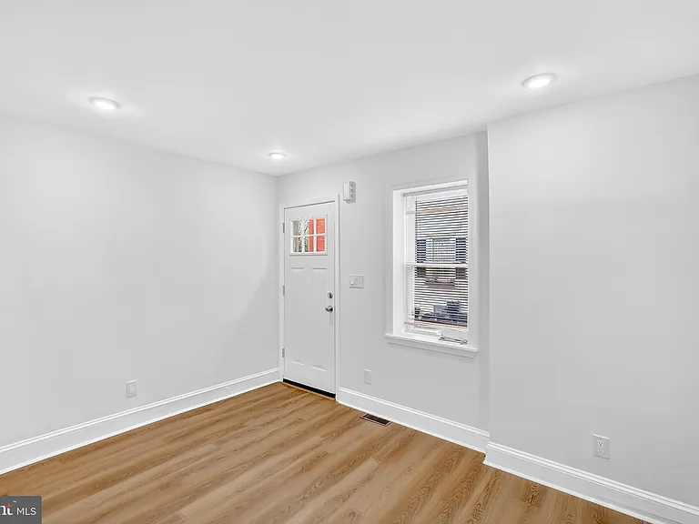 1821 E Oakdale St — Photo 23