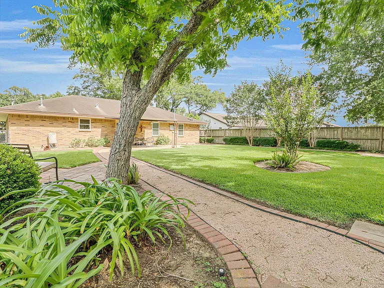 805 Bluebonnet Ln — Photo 13