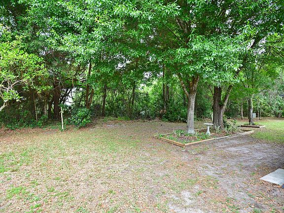 3rd image of 413 Kingslake Dr