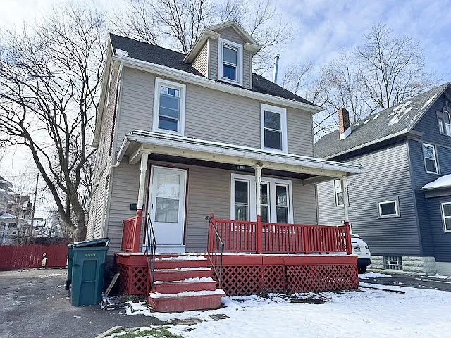 541 Birr St photo 1