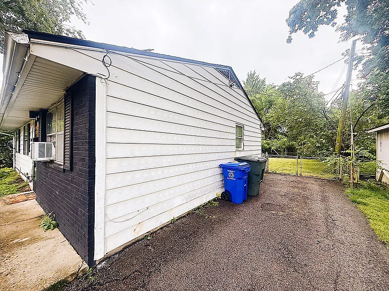 1688 Clyde Pl — Photo 30