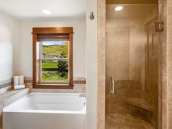 5th image of 2457 Creekwood Dr