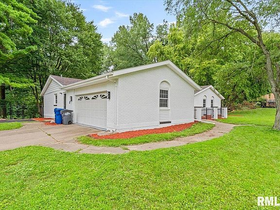 3rd image of 15 Oakbrook Dr