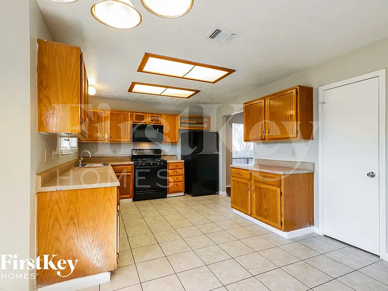 7447 Woodland West Dr — Photo 5