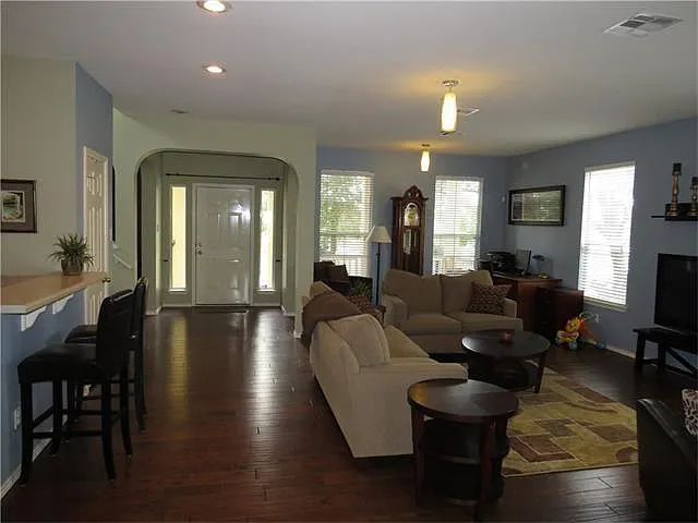 3 bed, 2.5 bath, 2096 sqft, $2,000 — Photo 3