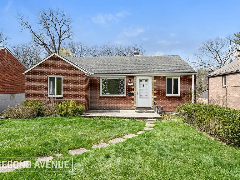 220 Briarwood Dr — Photo 1