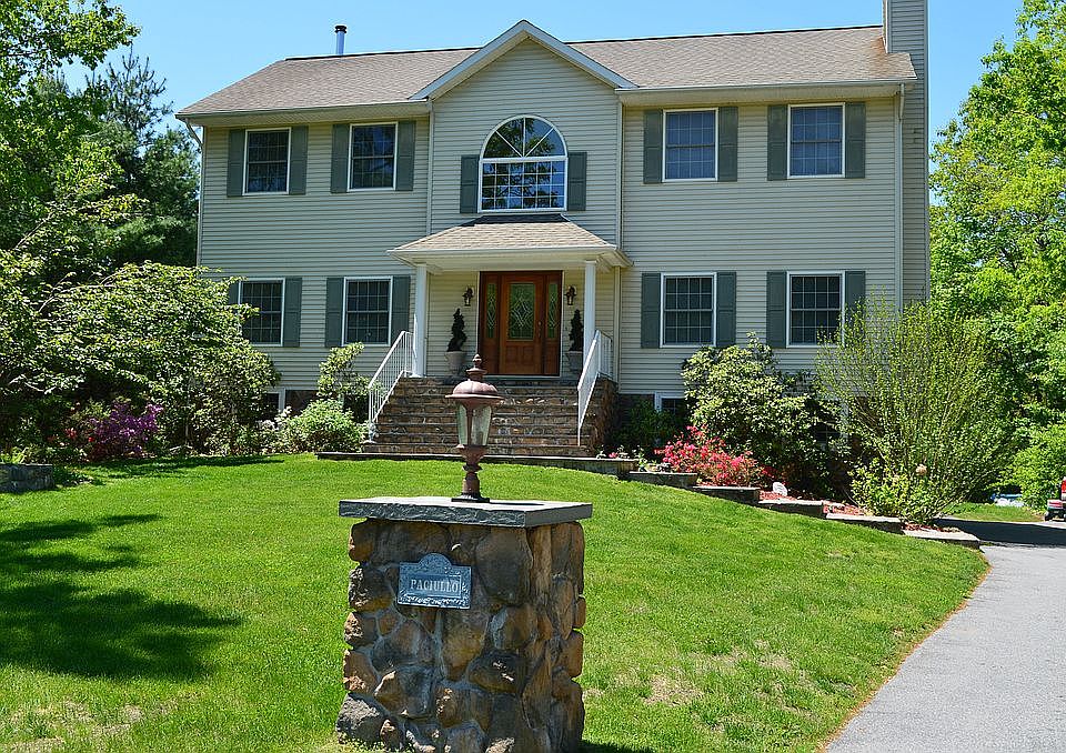 1st image of 51 Dahlia Dr
