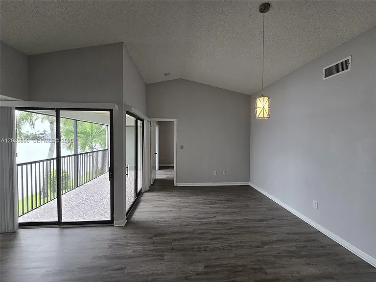 1024 S Independence Dr #1024E — Photo 3