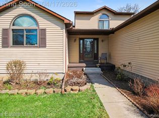 3137 Sandpoint Dr, Brighton, MI 48114