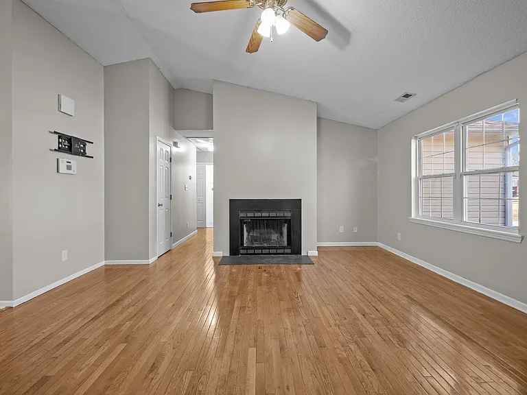 218 Winterberry Ct — Photo 4
