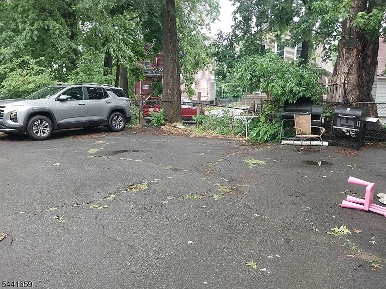 267 Leslie St — Photo 10