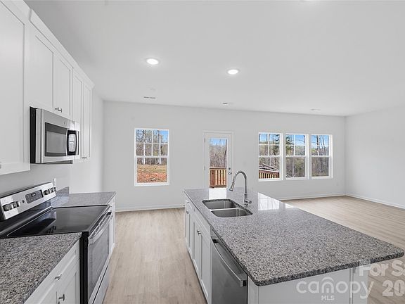 3rd image of 1325 Western Hills Ln